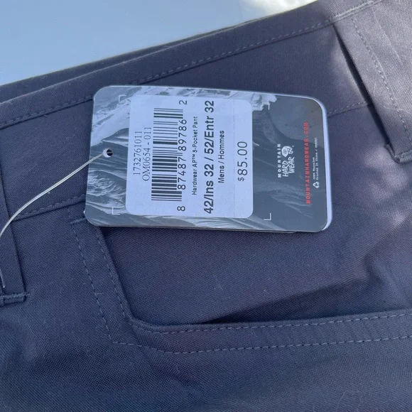 NWT Men’s mountain hard wear pants slate gray and white in wonderful condition!